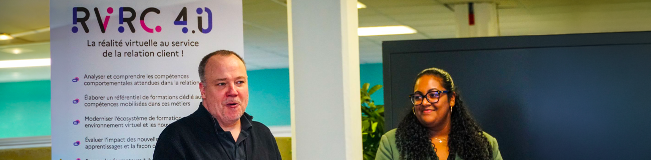 Des intervenants interviennent lors de l'événement, devant un kakémono au couleur du projet RVRC4.0