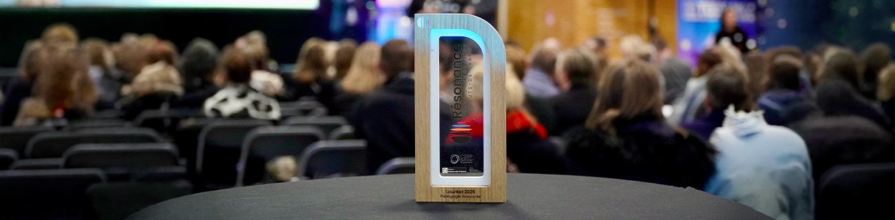 Le trophée remporté par le projet RVRC4.0 pose devant l'assemblée