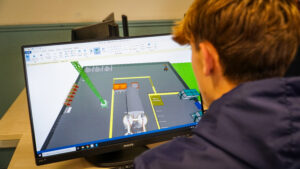 élève travaille sur des plans 3D