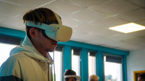 apprenti qui utilise le casque de réalité virtuelle.