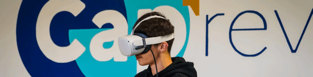 jeune apprentis utilisant un casque de réalité virtuelle dans le cadre du projet Cap'Rev.