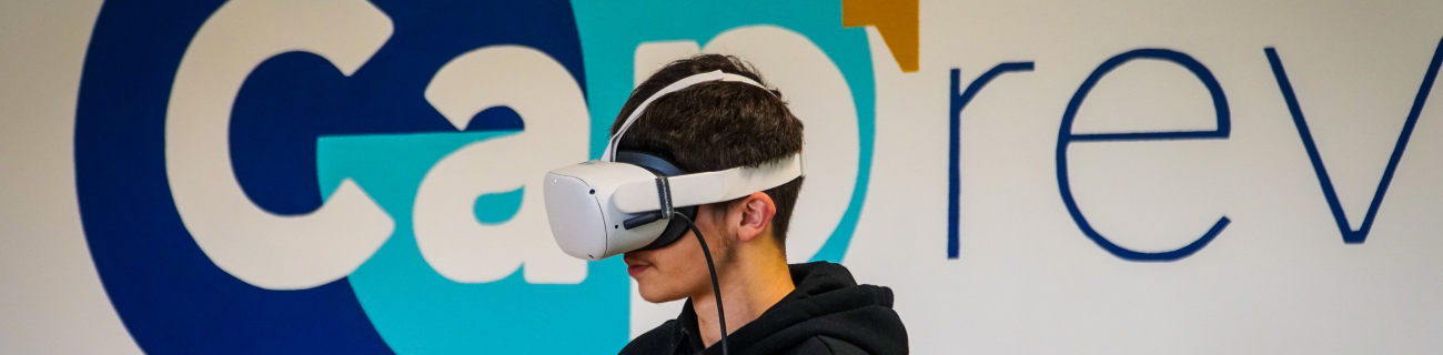 jeune apprentis utilisant un casque de réalité virtuelle dans le cadre du projet Cap'Rev.
