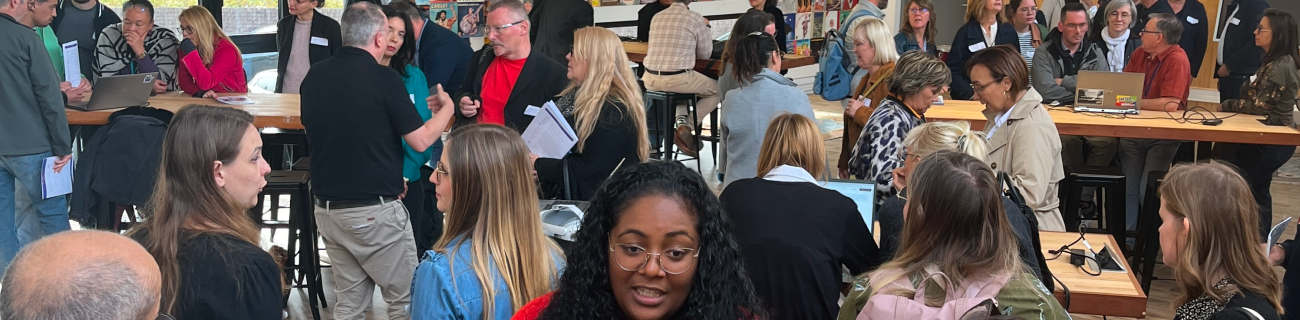 événement RVRC 4.0. Nous pouvons voir de nombreuses personnes entrain de discuter dans un moment convivial.