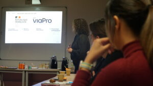 Nouveaux arrivants qui regardent la présentation du GIP ViaPro