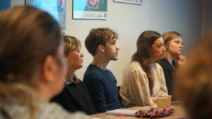 Nouveaux arrivants qui regardent la présentation du GIP ViaPro