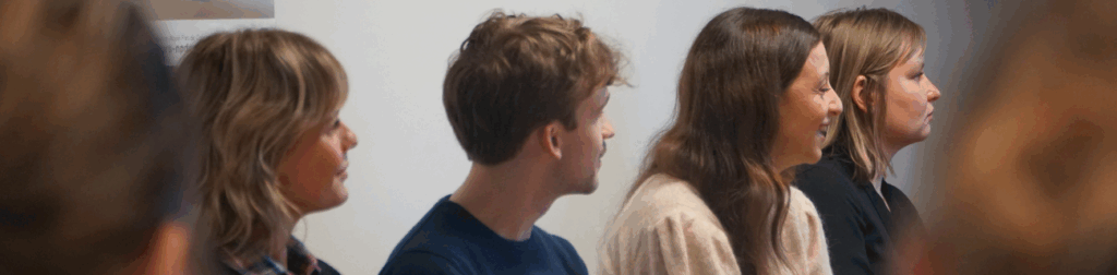 Collaborateurs écoutant le diaporama de bienvenue