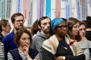 Collaborateurs du GIP qui écoutent le discours du directeur