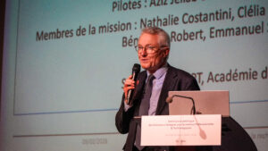 Inspecteur animant une table ronde