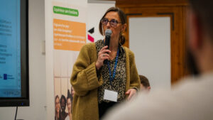 collaboratrice qui présente ESF