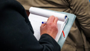 prise de note pendant la présentation d'ESF