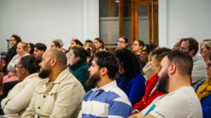 public qui écoute la présentation d'ESF