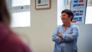 collaboratrice présentant son métier
