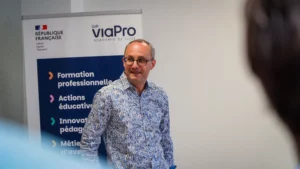 collaborateur présentant son métier avec un diaporama