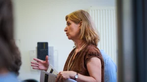 collaboratrice présentant son métier