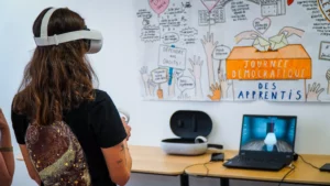 collaboratrice testant la solution de la cellule FOAD