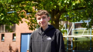 Sheldon, dans la cours du lycée Jacquard