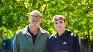 Sheldon et Georges dans la cours du lycée