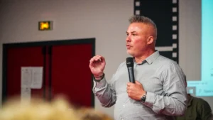 bertrand derquenne qui s'adresse aux formateurs
