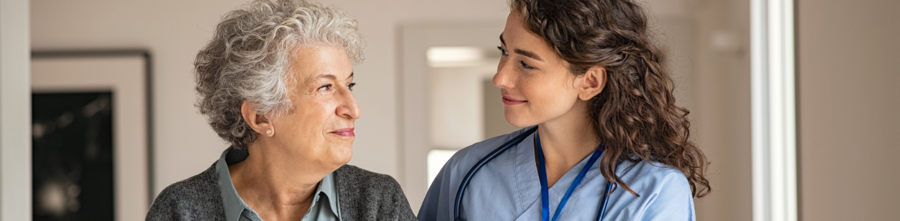 aide-soignant avec une personne agée