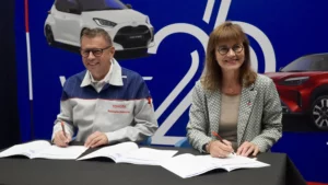 Photo lors de la signature de la convention