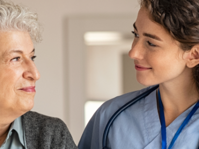 aide-soignant avec une personne agée